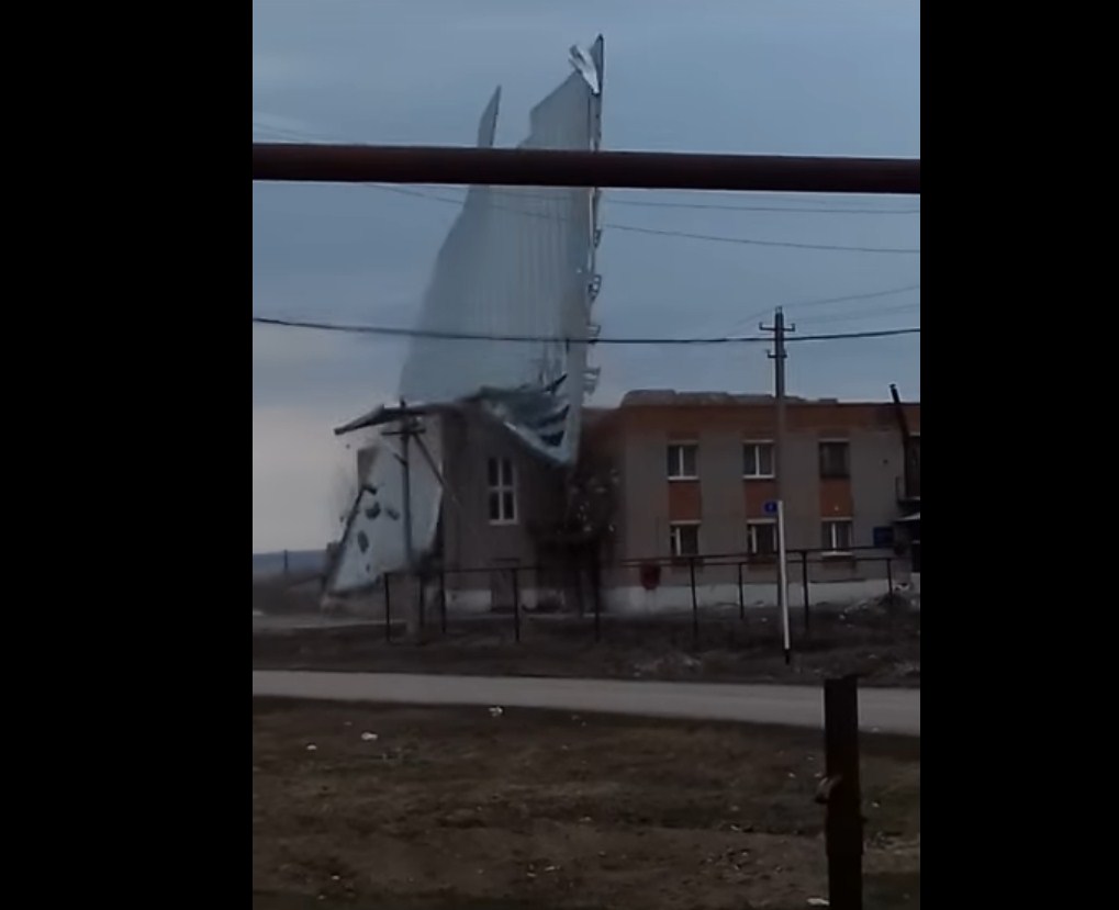 Под Самарой сняли на видео, как ураган срывает крышу с сельского ДК