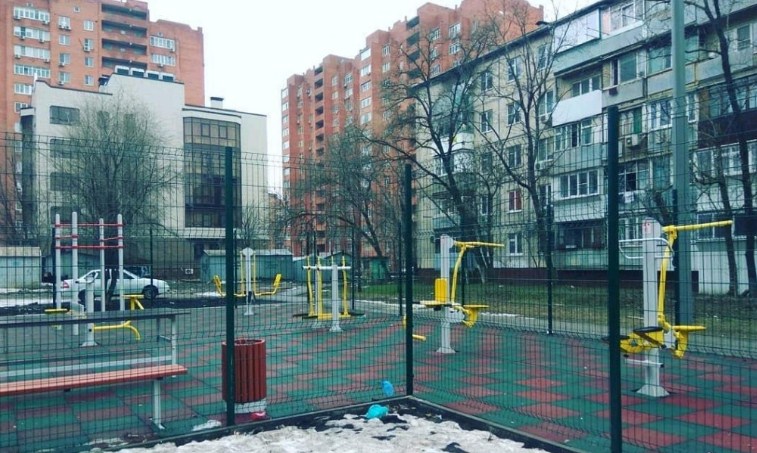 Показушная спортплощадка на Северном возмутила ростовчанку