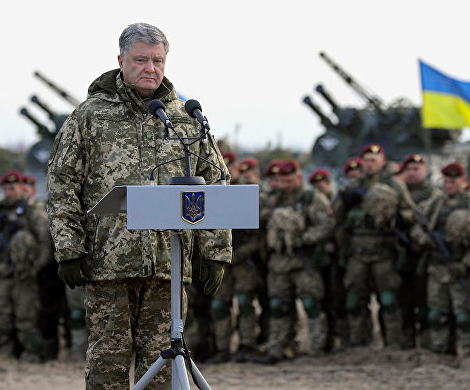 Порошенко объявил военное положение два раза