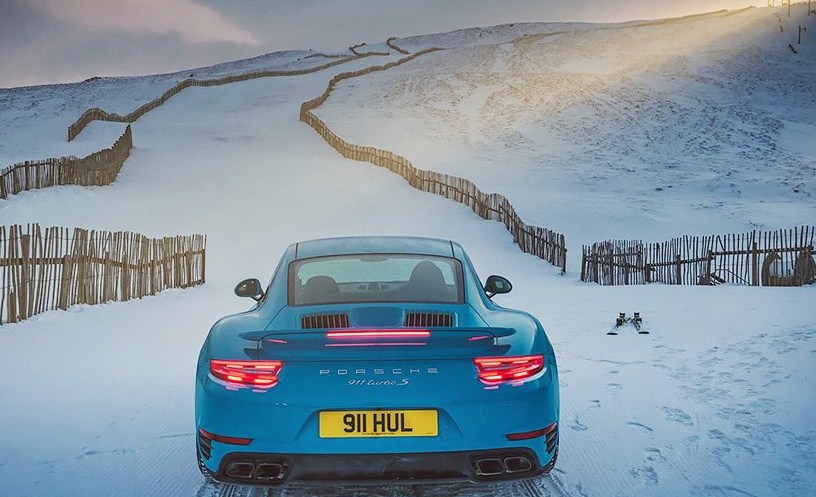 Porsche 911 Turbo S покорил горнолыжный спуск на видео
