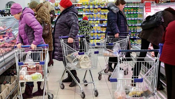 Повседневные расходы россиян продолжают падать