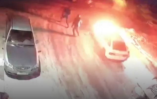 Появилось видео поджога автомобиля ВАЗ в Кемерове