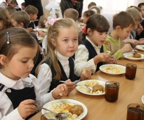 Продукты для школ должны покупать родители: еще одна чиновница отметилась возмутительным заявлением