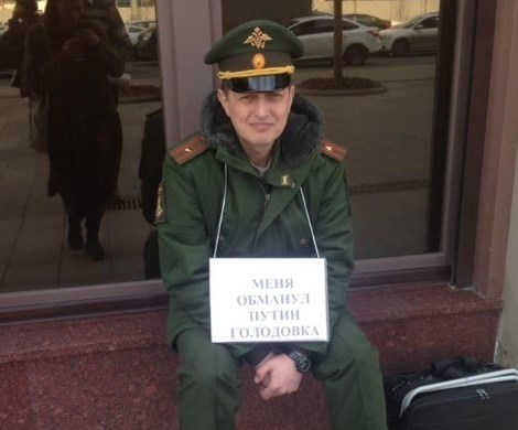 «Путин меня обманул»: в Москве у здания АП вторую неделю голодает отставной майор, несмотря на 7 задержаний