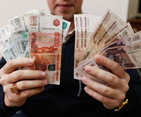 Работникам Москвы и Питера перестали повышать зарплаты