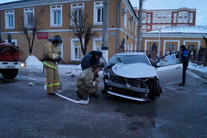 Ранним утром на ул. Советской иномарка протаранила столб