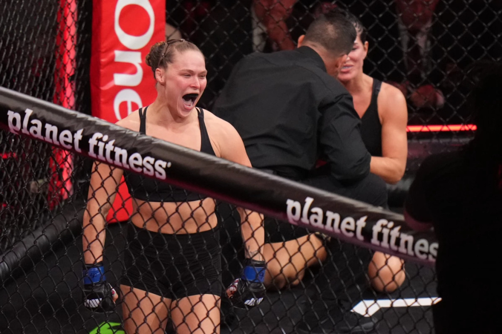 Ронда Роузи за 17 секунд поставила точку в карьере: возвращение легенд MMA завершилось болевым на руку