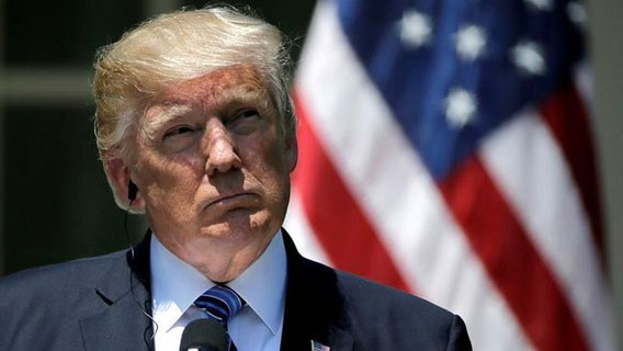Россия продолжает вмешиваться в выборы, чтобы помочь Трампу, сообщает разведка США