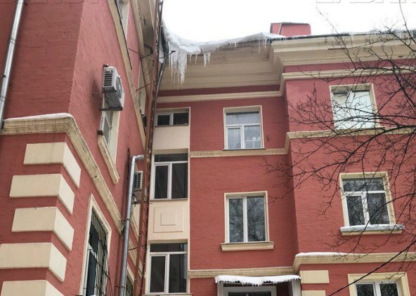 Ростовчане боятся собственного подъезда из-за огромной глыбы льда