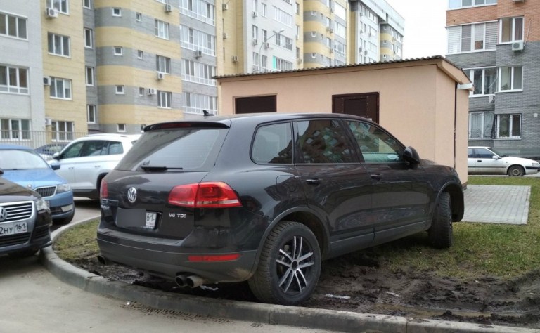 Ростовчане отомстили автохаму, устроив его машине фотосессию