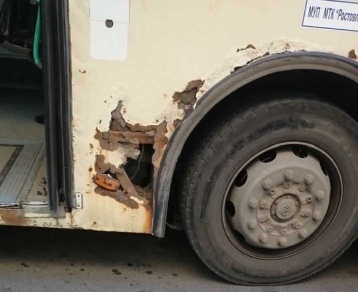Ростовчане сфотографировали пассажирский автобус с огромной дырой