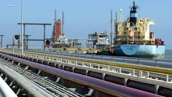Саудовская Аравия сократила добычу нефти, послав сигнал США