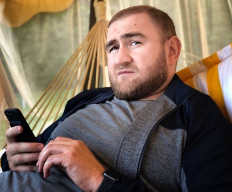 Сенатору Арашукову и его отцу некомфортно в СИЗО
