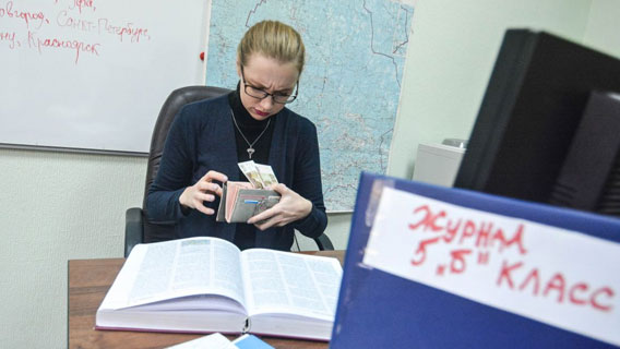 Сентябрь: учителям - доплаты, школьникам - льготы, водителям - скидки