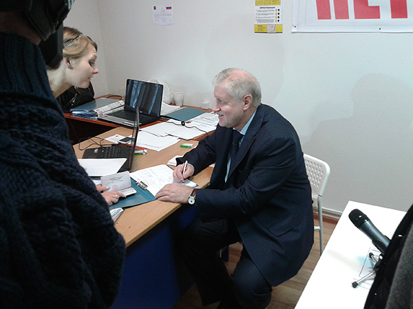 Сергей Миронов поставил свою подпись в поддержку референдума по платным парковкам