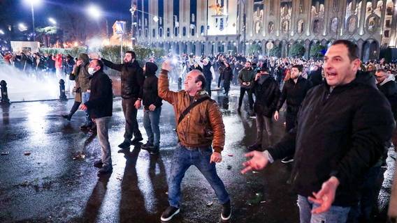 «Шашлык из тебя будет!» Почему грузинские «джигиты» протестуют против «американского закона»