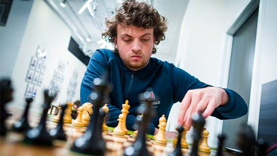 Шахматист Ханс Ниманн подал иск против Магнуса Карлсена и Chess.com после обвинений в мошенничестве