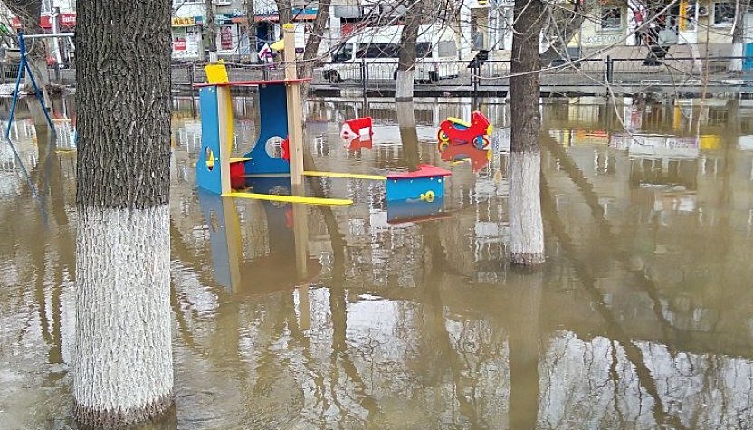 Соцсети: детские площадки в Саратове на время стали аквапарками