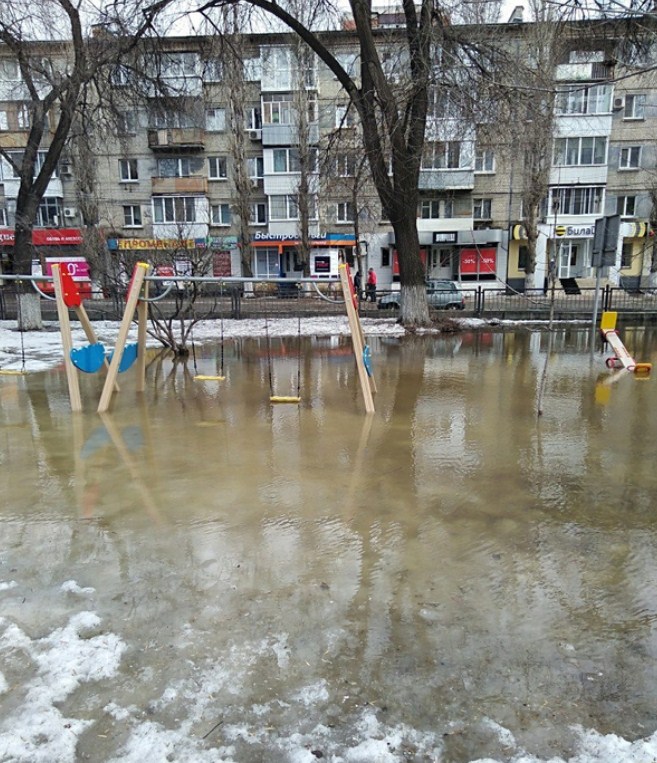 Соцсети: детские площадки в Саратове на время стали аквапарками