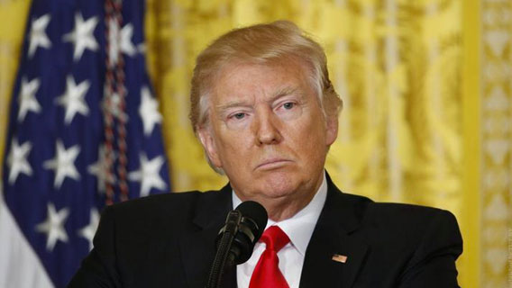 Согласно новым опросам, рейтинг одобрения Трампа сильно упал