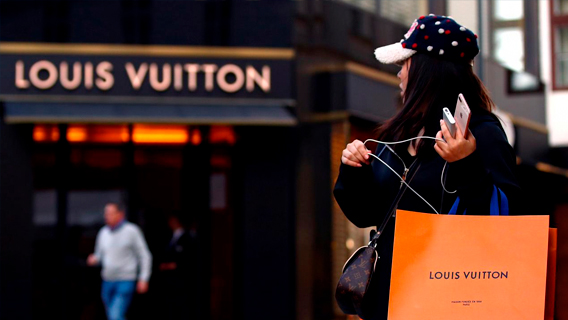 Сотрудники подали в суд на компании Saks, Gucci и Louis Vuitton из-за ограничений при приеме на работу