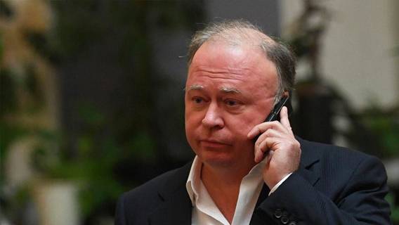 Телеведущий Андрей Караулов объявлен в розыск. Ранее его обвинял в клевете глава «Ростеха» Сергей Чемезов