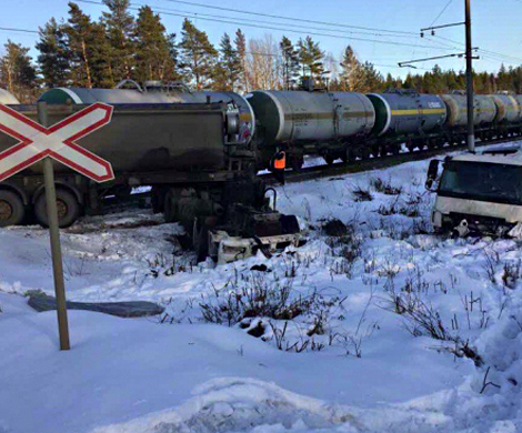 У станции Турышкино в Ленобласти поезд врезался в грузовик‍