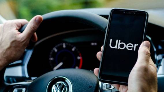 Uber ввел топливный сбор из-за высоких цен на бензин