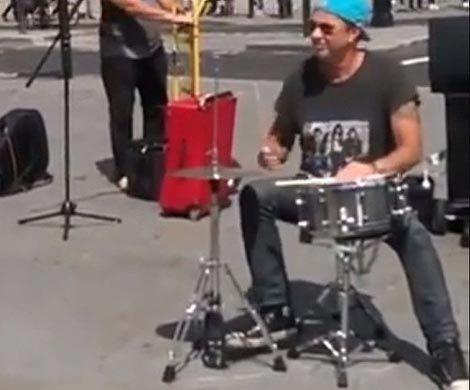 Ударник Red Hot Chili Peppers выступил на улице Лондона