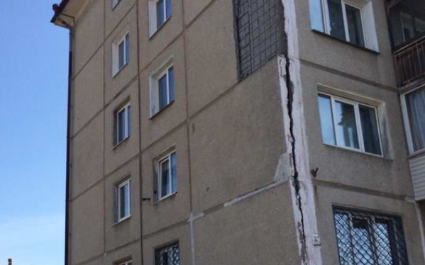 В Ангарске рухнула облицовочная плита многоквартирного дома