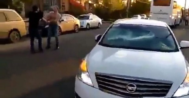 В Астрахани дебошир набросился на автобус и разбил его посреди дороги