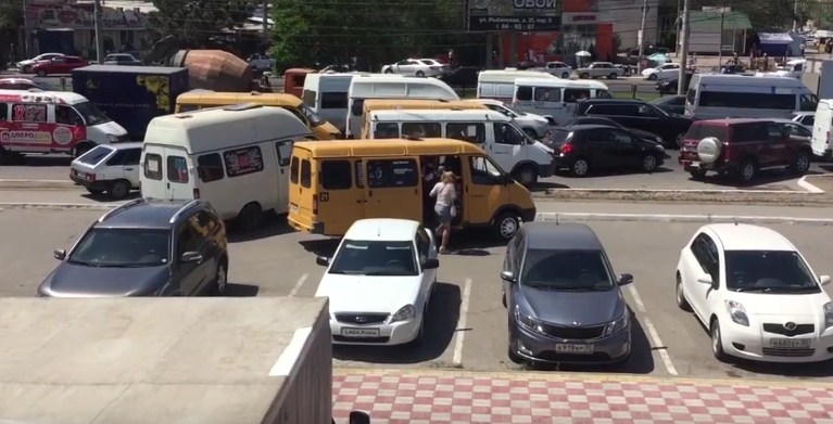 В Астрахани сняли на видео «диких» маршрутчиков, разъезжающих по тротуару