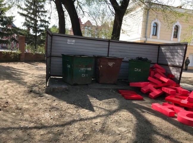 В Благовещенске «Бессмертный полк» выбросили на помойку