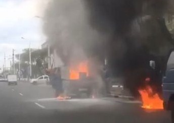 В Благовещенске на оживленной дороге вспыхнул грузовик
