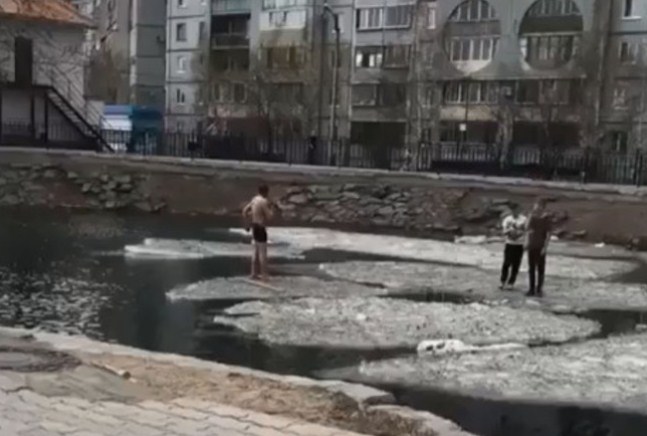 В Благовещенске сняли на камеру мужчину, купающегося среди льдин