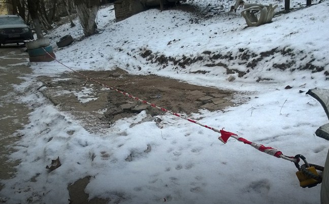 В Брянске наглый водитель тросом отгородил для своей машины часть двора