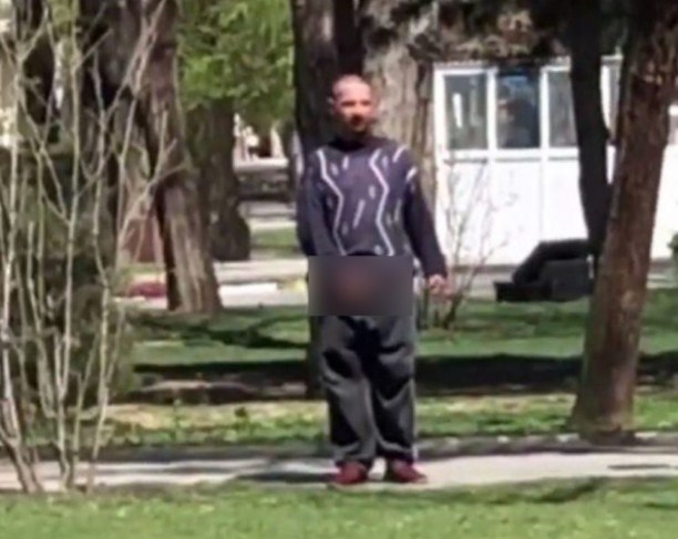 В центре Астрахани у детской площадки сфотографировали мастурбирующего извращенца