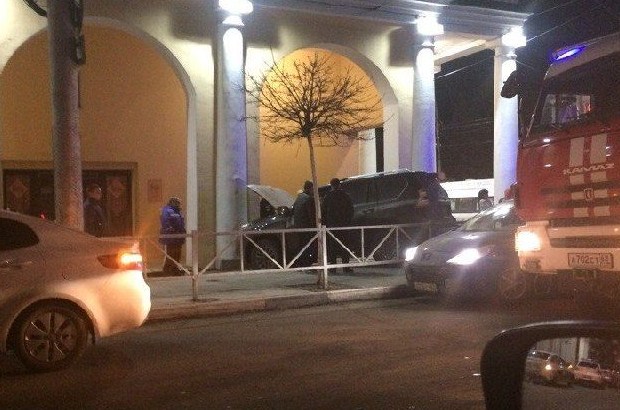 В центре Рязани лихач на Land Cruiser вылетел на тротуар и сбил двух человек