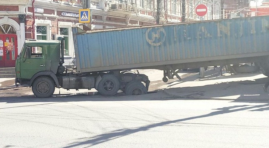 В центре Саратова под КамАЗом провалился асфальт