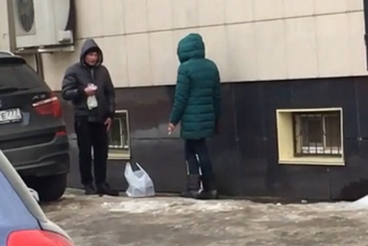 В центре Смоленска сняли на видео смелого токсикомана