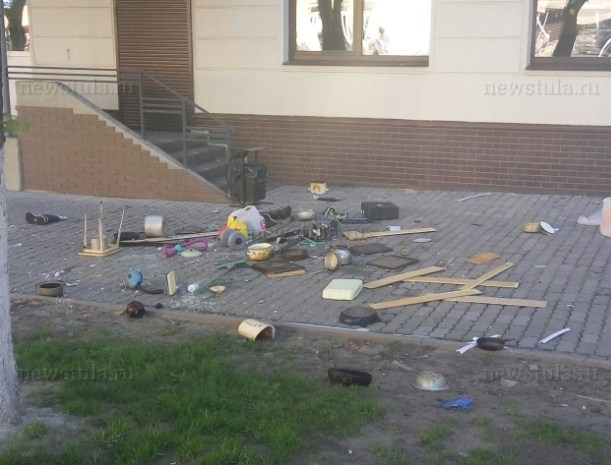 В центре Тулы странная женщины выбрасывает вещи из окна квартиры