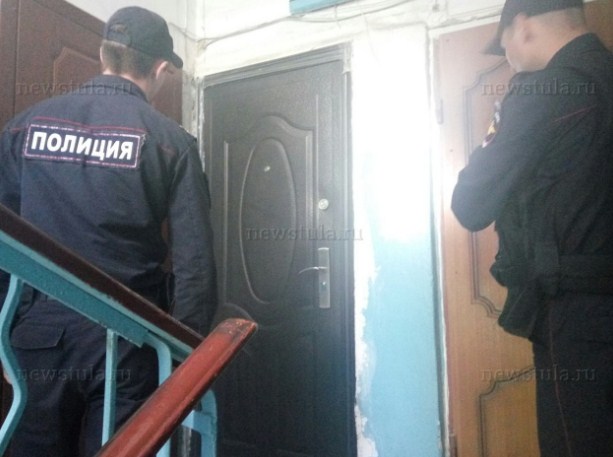 В центре Тулы странная женщины выбрасывает вещи из окна квартиры