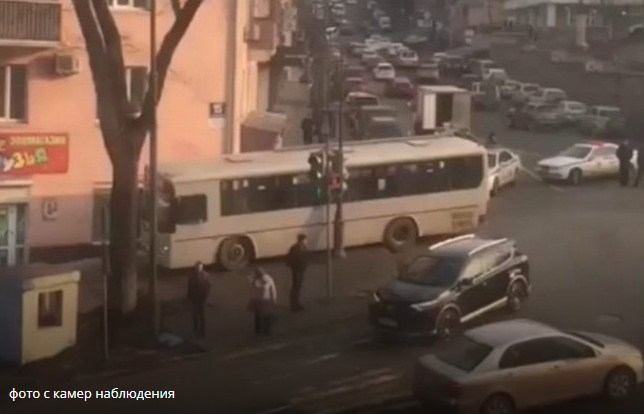 В центре Владивостока пассажирский автобус без тормозов вылетел на тротуар