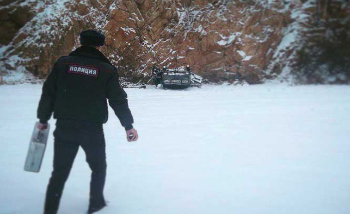 В Челябинске неизвестные со смехом сбросили в карьер старенький ВАЗ