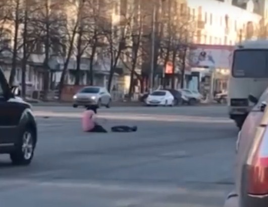 В Челябинске пьяная женщина бросалась под машины и просила ее задавить