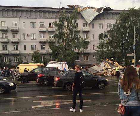 В Казани, при обрушении кровли на остановку, пострадали девять человек 