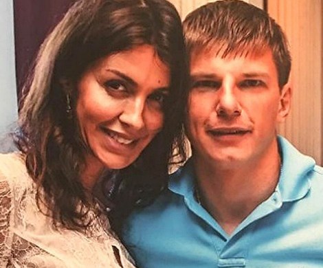 В компании двух незнакомок: пока еще женатого Аршавина «засекли» с двумя красотками в питерском баре