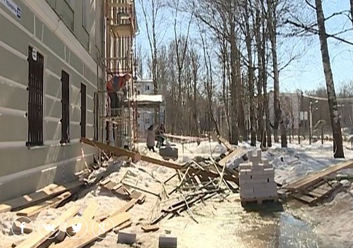 В Костроме рухнул фасад школы №3, детей перевели в соседнюю школу