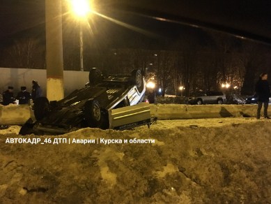 В Курске полицейская машина вылетела на трамвайные пути и перевернулась