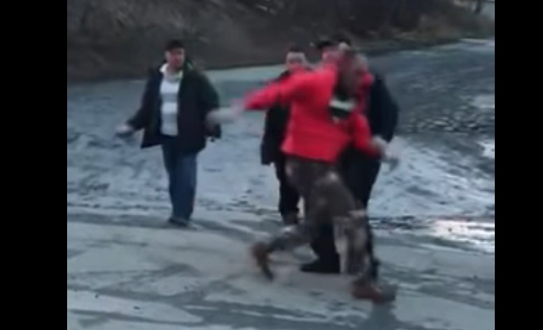 В Магадане сняли на видео пешехода-каратиста, избившего двух водителей